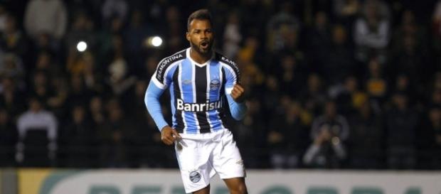 Fernandinho em atuação pelo Grêmio Fernandinho em atuação pelo Grêmio