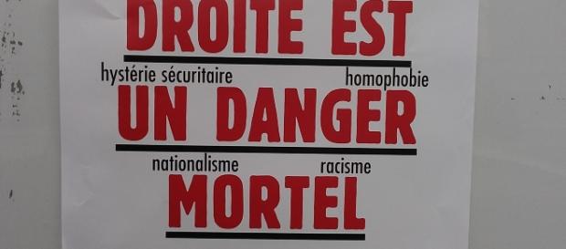 L'extrême droite est une menace! Tous ensemble! Tous ensemble! Barrage L'extrême droite est une menace! Tous ensemble! Tous ensemble! Barrage