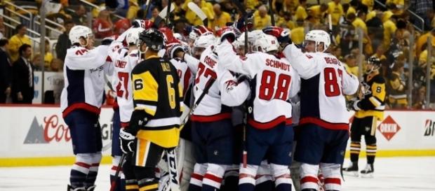 Los Caps sobrevivieron en Pittsburgh para ponerse en el casillero de ganados en la serie. NHL.com. Los Caps sobrevivieron en Pittsburgh para ponerse en el casillero de ganados en la serie. NHL.com.