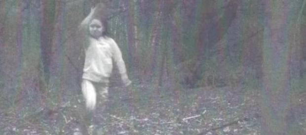Seria essa garota um fantasma legítimo captado em foto? (Lukas Magnuson) Seria essa garota um fantasma legítimo captado em foto? (Lukas Magnuson)