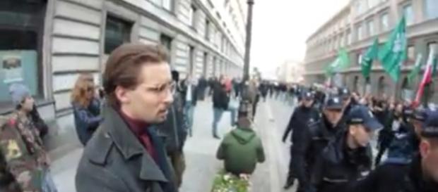 Staruszka ustawia do pionu młodego lewicowca. Staruszka ustawia do pionu młodego lewicowca.