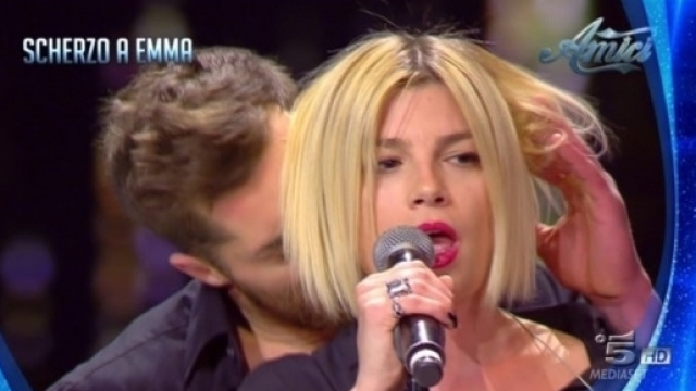 Amici: lo scherzo ad Emma Marrone fa discutere anche all'Estero.
