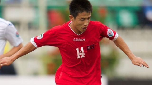 Il centrocampista So Kyong-jin con la maglia della Nazionale nordcoreana realizzata dalla Legea