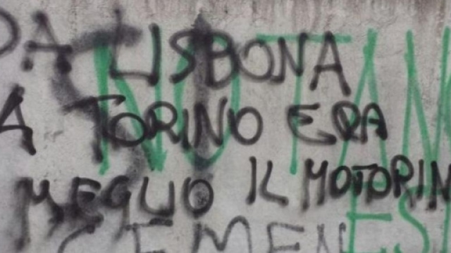Il Grande Torino offeso con scritte che imbrattano i muri della strada che porta a Superga. - Copyrights: lastampa.it