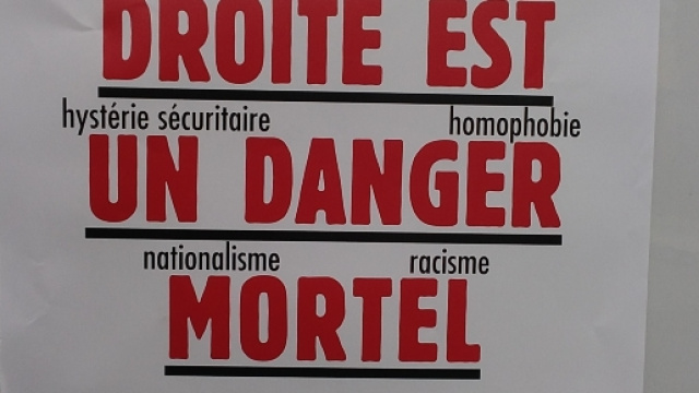 L'extrême droite est une menace! Tous ensemble! Tous ensemble! Barrage