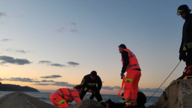 Porto di Pesaro: ragazza cade tra gli scogli | TELE2000 - tele2000.eu