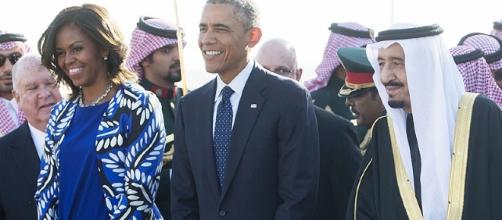 First Lady Michelle Obama Keeps Head Uncovered in Saudi Arabia - people.com