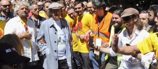 Beppe Grillo e Gianroberto Casaleggio in occasione di una precedente marcia Perugia-Assisi per il reddito cittadinanza