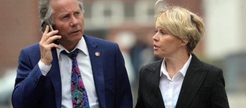 Rapporti 'intimi' nel parco: gli ex presentatori della BBC Tony e Julie Wadsworth a processo
