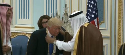 Trump bows to Saudi King screencap via CNN.com/ alt Blasting News Library
