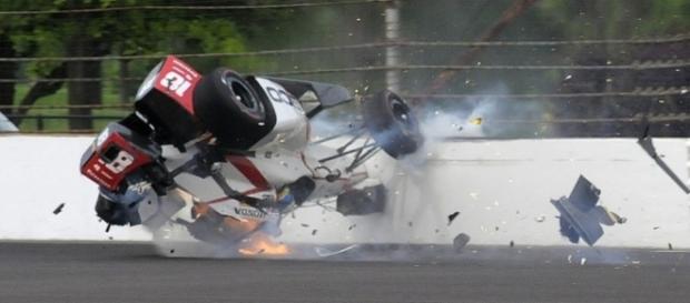 Bourdais bateu violentamente contra o muro de Indianápolis e passou por cirurgia Bourdais bateu violentamente contra o muro de Indianápolis e passou por cirurgia