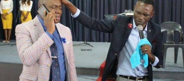 Pastor jura ter o número do telefone de Deus e que vai divulgar aos fiéis Pastor jura ter o número do telefone de Deus e que vai divulgar aos fiéis