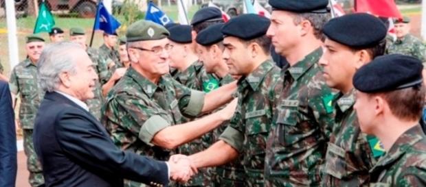 Temer cumprimenta militares do exército Temer cumprimenta militares do exército