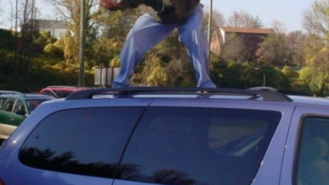 Pratica folle e pericolosa, il carsurfing. Un 19 enne di Rovigo &egrave; ricoverato in gravi condizioni dopo una sfida con gli amici.