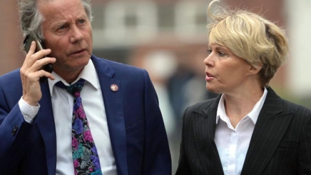 Rapporti 'intimi' nel parco: gli ex presentatori della BBC Tony e Julie Wadsworth a processo