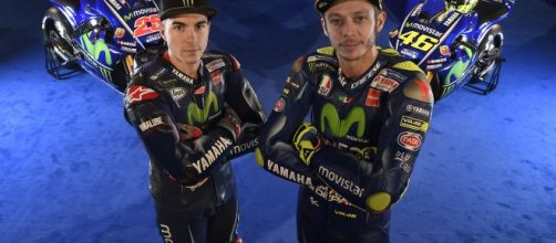 A sinistra il poleman, a destra l'italiano Valentino Rossi