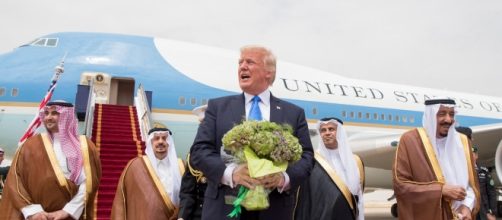 Trump sbarca in Arabia Saudita, accordo da 110 miliardi di dollari per le armi - huffingtonpost.it