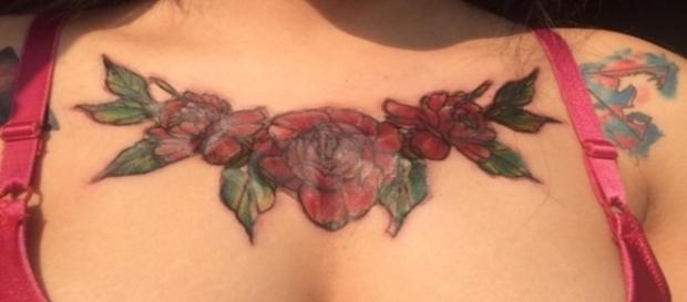 Mulher remove tatuagem usando produto químico Mulher remove tatuagem usando produto químico