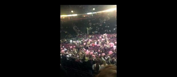 Polícia britânica atende a chamado sobre tumulto em show da cantora Ariana Grande. Foto: G1 Polícia britânica atende a chamado sobre tumulto em show da cantora Ariana Grande. Foto: G1