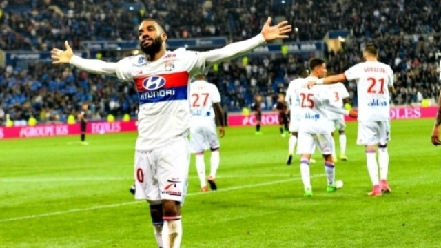Lacazette quitte Lyon en passant la barre des 100 buts