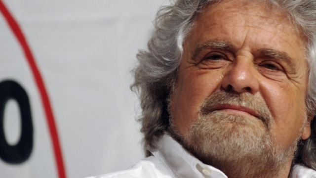 Marcia 5 Stelle, la Chiesa 'scomunica' Beppe Grillo. Critico anche Renzi