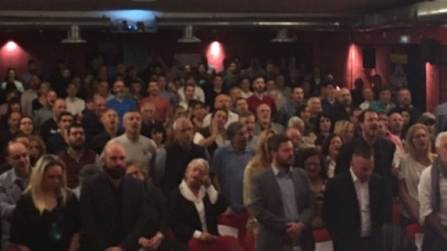Oltre 300 persone hanno riempito il Teatro Manfredi