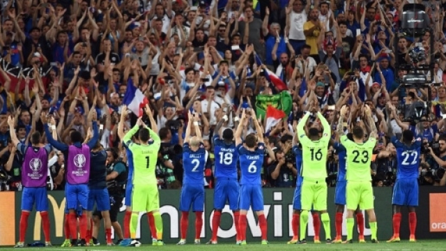 VIDÉO - Euro 2016 : le clapping des Bleus avec leurs supporters au ... - rtl.fr