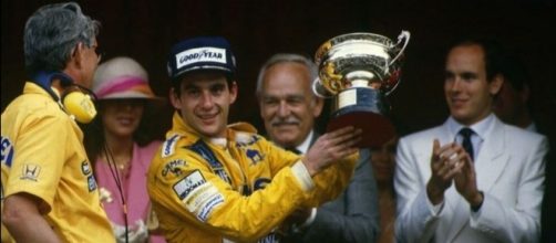 Ayrton Senna sul podio di Montecarlo nel 1987, la prima delle sue 6 vittorie nel principato