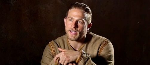 King Arthur' Photos Feature 'Hustler' Charlie Hunnam - screencrush.com