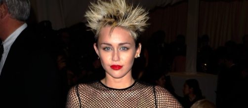 Miley Cyrus emotional as she sings "Malibu" at 2017 Billboard Music Awards. Photo - usmagazine.com