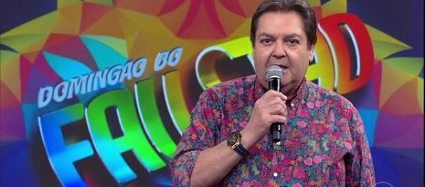 Apresentador dá lição de moral em políticos brasileiros. Apresentador dá lição de moral em políticos brasileiros.