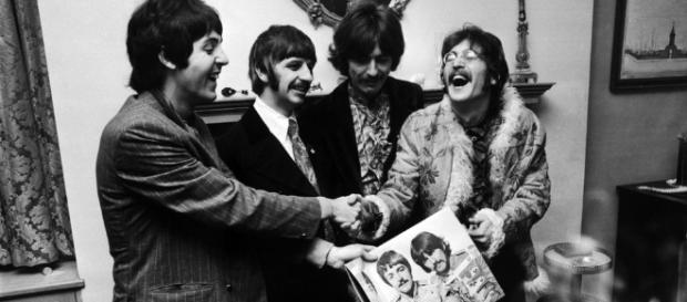 Beatles posam com o Lp Sgt. Pepper, de 1967 Beatles posam com o Lp Sgt. Pepper, de 1967