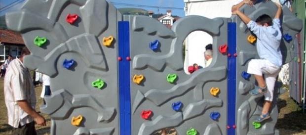Niños en un rocódromo infantil Niños en un rocódromo infantil