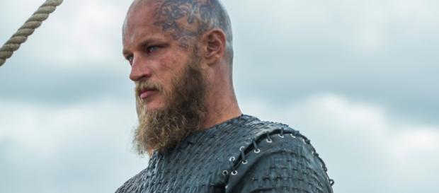 Ragnar, da série Vikings raspou os cabelos ao se tornar rei Ragnar, da série Vikings raspou os cabelos ao se tornar rei