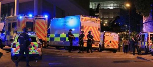 UK, bomba con chiodi alla Manchester Arena: 19 morti e 50 feriti tra la folla al concerto di Ariana Grande UK, bomba con chiodi alla Manchester Arena: 19 morti e 50 feriti tra la folla al concerto di Ariana Grande
