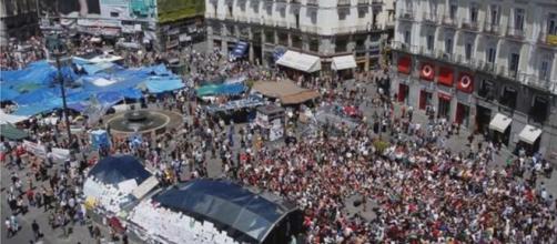 15-M: Miles de personas celebran en la Puerta del Sol el quinto ... - elmundo.es