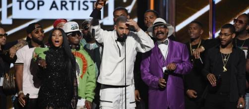 Drake receives the Top Artist award at the Billboard Music Awards. COURTESY : BillboardMusicAwards‏ @BBMAs via Twitter