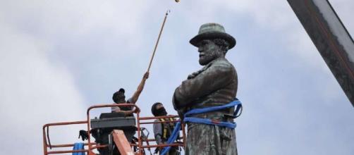 Gen. Lee the last Confederate statue removed in New Orleans - SFGate - sfgate.com