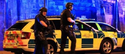 Manchester, bomba al concerto di Ariana Grande; per la polizia è 'un attentato terroristico'