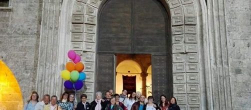 foto di gruppo con Bruno e Orlando a Palazzo dei Capitani: l'amore vince sull'odio (facebook: 50 sfumature di genere)