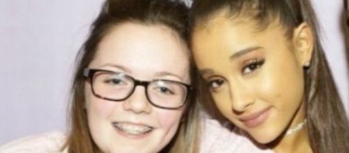 Georgina Bethany Callander, prima vittima identificata a Manchster, in una foto con la sua beniamina, la cantante Ariana Grande due anni fa.