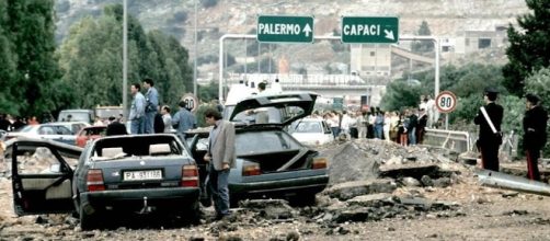 Il tratto dell'autostrada A29 subito dopo l'attentato del 23 maggio 1992