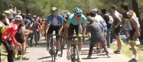 Luis León Sánchez transita per primo sul Mortirolo intitolato a Michele Scarponi