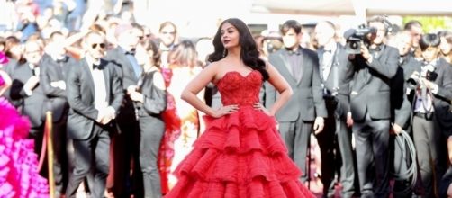 Red Alert! Aishwarya Rai Bachchan Steals The Show With Her Second ... - scoopwhoop.com