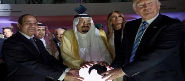 À esquerda o presidente egípcio, No centro o rei da Arábia Saudita e Trump à direta da tela (Agência de Imprensa Saudita / European Pressphoto Agency) À esquerda o presidente egípcio, No centro o rei da Arábia Saudita e Trump à direta da tela (Agência de Imprensa Saudita / European Pressphoto Agency)