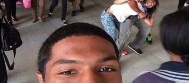 Algumas selfies são tiradas em momentos nada apropriados, deixando um ar de falta de bom senso ( Foto: Reprodução) Algumas selfies são tiradas em momentos nada apropriados, deixando um ar de falta de bom senso ( Foto: Reprodução)