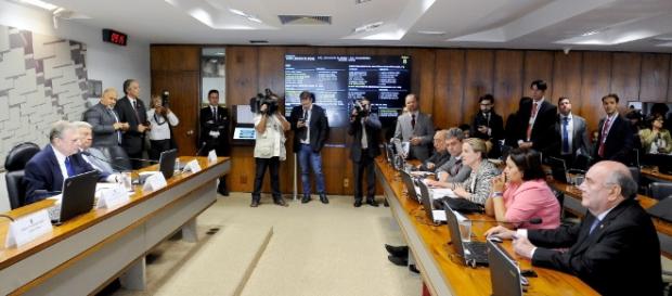 Governistas e oposicionistas se exaltaram sobre ler ou não ler relatório da Reforma Trabalhista. Foto: Pedro França/Agência Senado. Governistas e oposicionistas se exaltaram sobre ler ou não ler relatório da Reforma Trabalhista. Foto: Pedro França/Agência Senado.