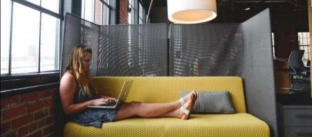Los "MOOCs" nos permiten aprender desde cualquier lugar en cualquier momento. "Working in the restroom" Por: startupstockphotos.com Vía freepick Los "MOOCs" nos permiten aprender desde cualquier lugar en cualquier momento. "Working in the restroom" Por: startupstockphotos.com Vía freepick