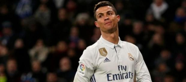 Real Madrid : CR7 soupçonné d'avoir été aidé par un adversaire ! Real Madrid : CR7 soupçonné d'avoir été aidé par un adversaire !