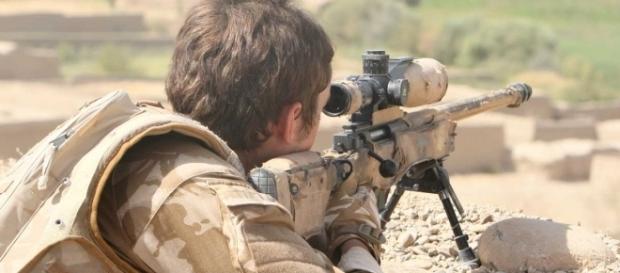 Sniper britânico matou integrante do Estado Islâmico com um único tiro disparado a mais de 2,4 km de distância do alvo Sniper britânico matou integrante do Estado Islâmico com um único tiro disparado a mais de 2,4 km de distância do alvo